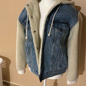 Sherpa denim jacket with a hood by Levi’s in excellent condition